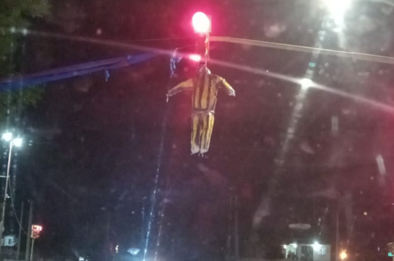 Se calienta la previa del Superclaacutesico Santiaguentildeo- aparecioacute un muntildeeco colgado con la camiseta de Mitre