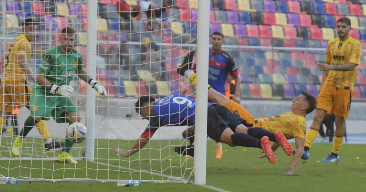 Guumlemes y Mitre protagonizaron un claacutesico emotivo y empataron en el Uacutenico