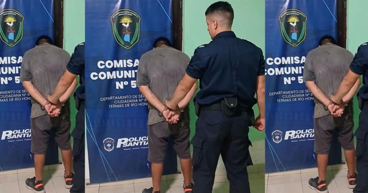 Esperaba al amante en la puerta del hotel y le robaron el celular