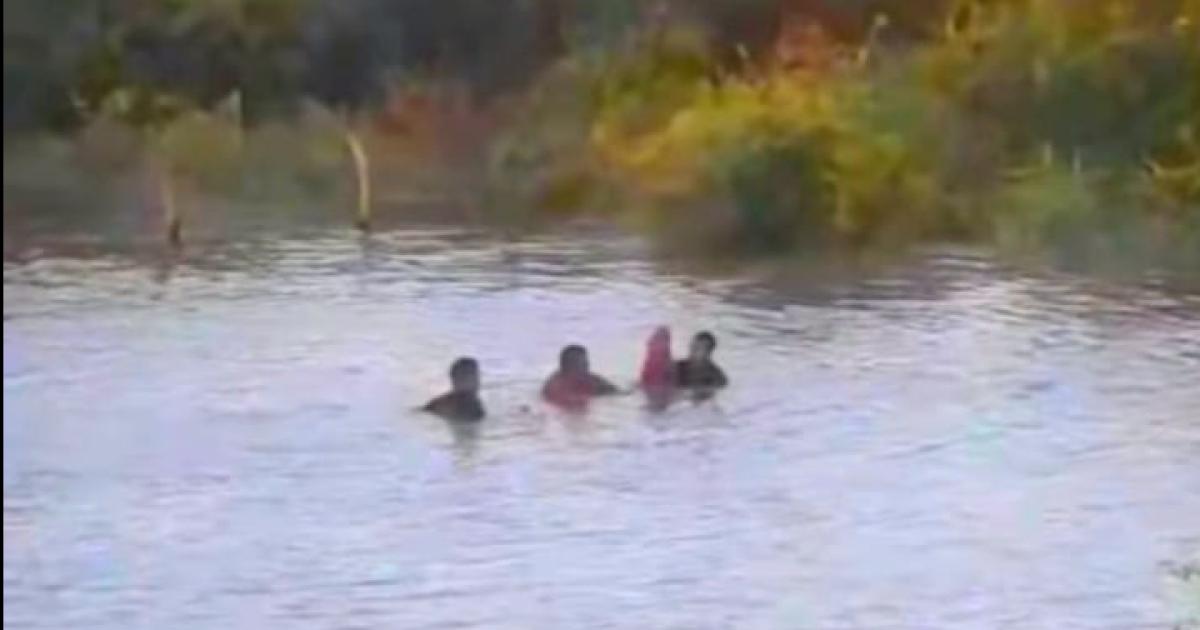 Pescador cayoacute a las aguas de los bantildeados del Saladillo y fue rescatado por el GER