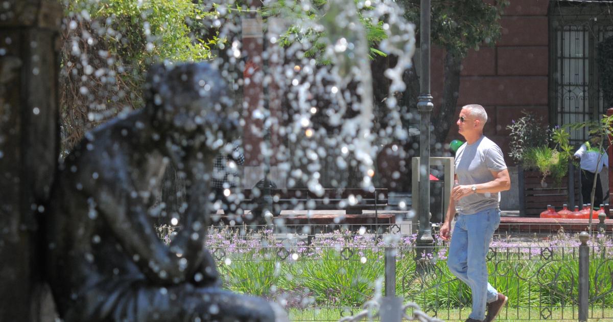 Lunes agobiante en Santiago- maacutexima de 36deg y sin lluvias