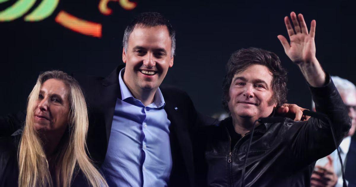 Ni las buenas noticias sobre YPF alcanzan para que zafe Manuel Adorni