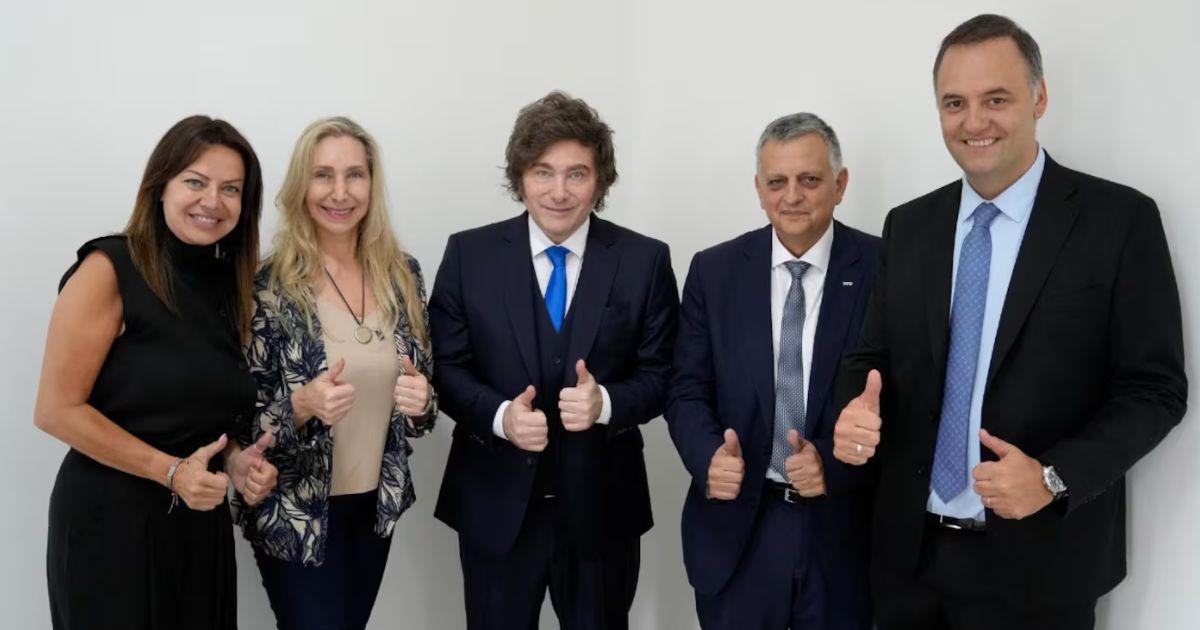 Despueacutes del brindis con champagne por YPF Milei vuelve a enfrentar las investigaciones por Libra y Adorni