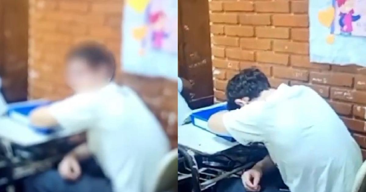 Joven sentado en su pupitre mientras otros alumnos le arrojan objetos desde atr�s- Foto captura del video viralizado