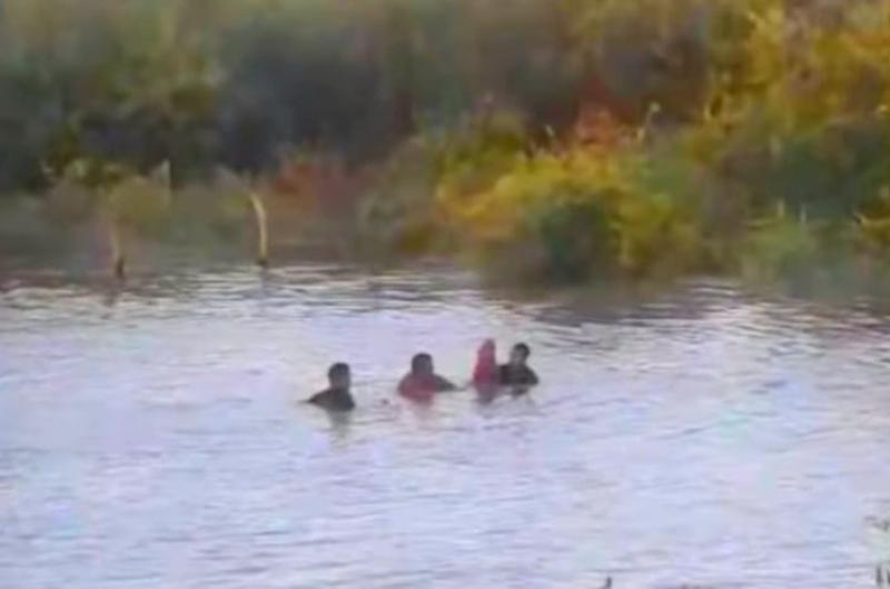 Pescador cayoacute a las aguas de los bantildeados del Saladillo y fue rescatado por el GER