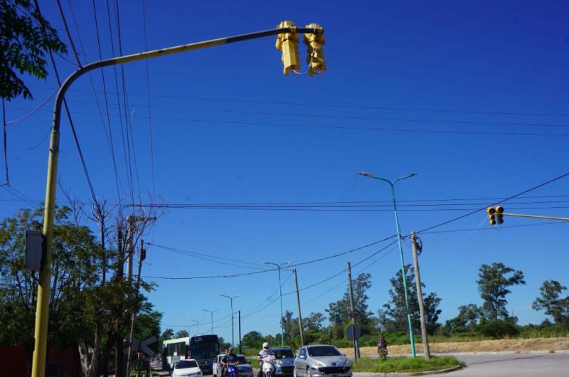 Solicitan colaboracioacuten de los vecinos tras nuevo hecho de vandalismo en semaacuteforo de Av 25 de Mayo y calle 7