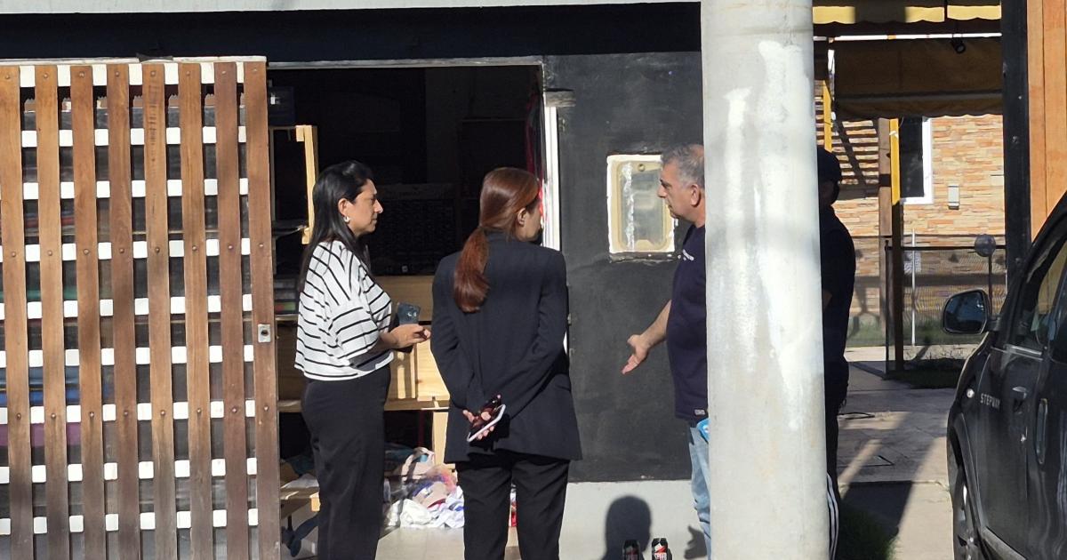 ALLANAMIENTO Bajo la supervisión de la fiscal Erika Leguizamón los investigadores requisaron minuciosamente la casa ubicada sobre calle Neuquén