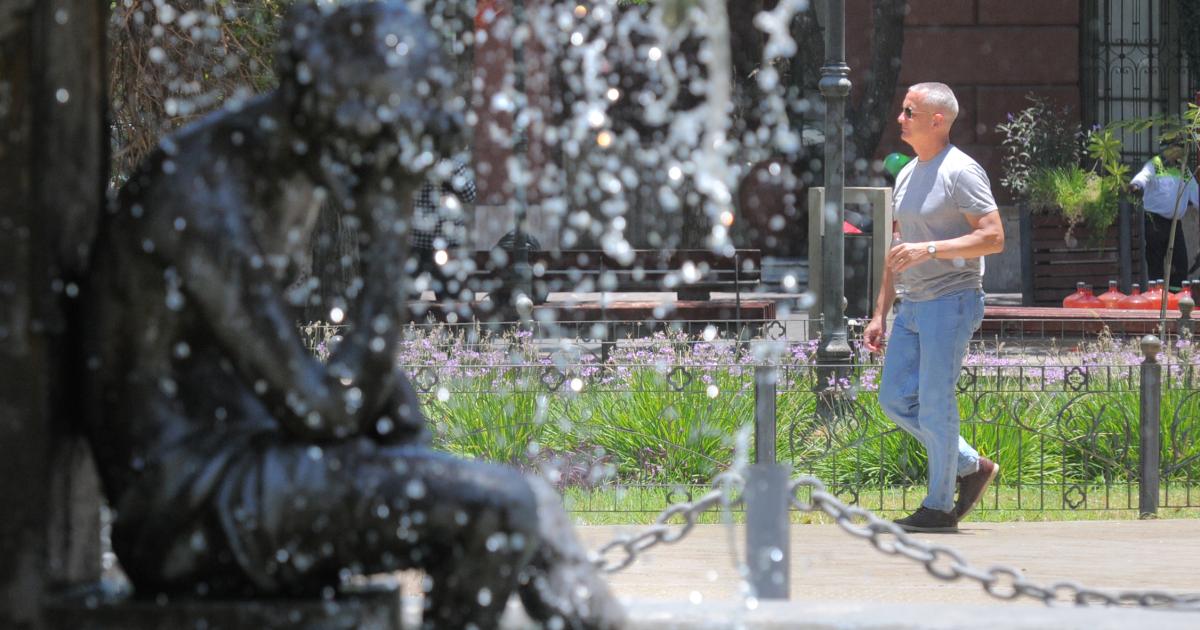 Calor agobiante y raacutefagas de viento- asiacute estaraacute el tiempo este martes en Santiago del Estero