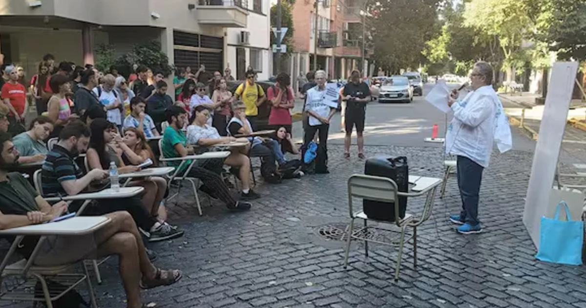 El Gobierno desplegoacute un operativo de seguridad en la casa de Adorni por las clases puacuteblicas convocadas por docentes y alumnos universitarios