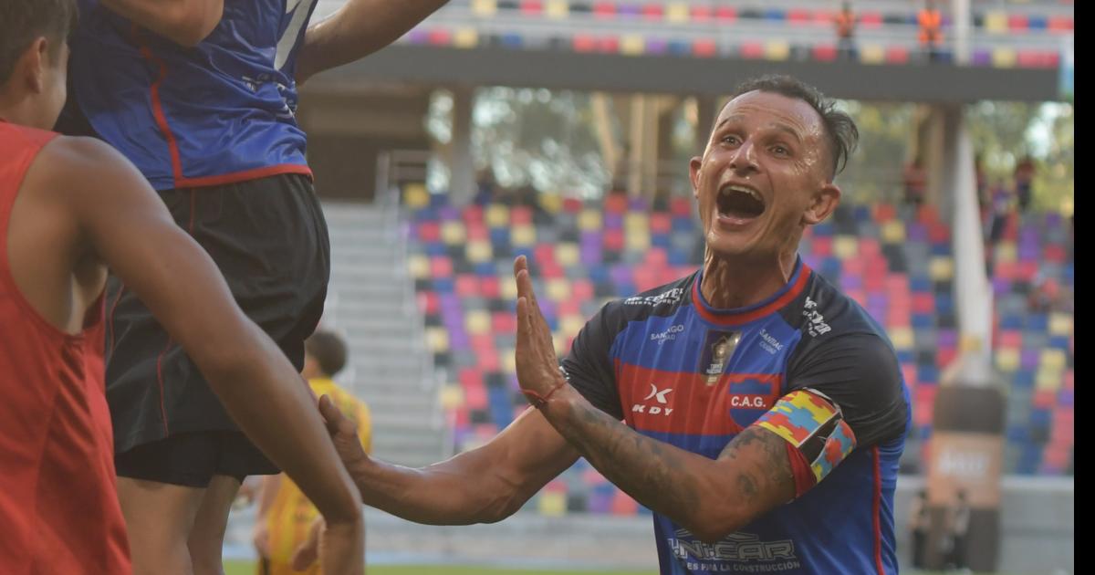 CONFIANZA Cholo Benítez (der) capit�n de Güemes valoró el crecimiento que mostró el equipo desde el debut