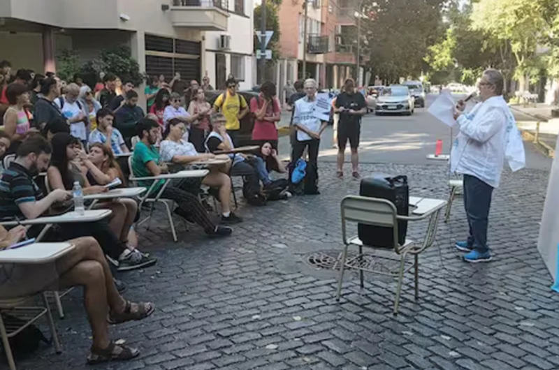 El Gobierno desplegoacute un operativo de seguridad en la casa de Adorni por las clases puacuteblicas convocadas por docentes y alumnos universitarios