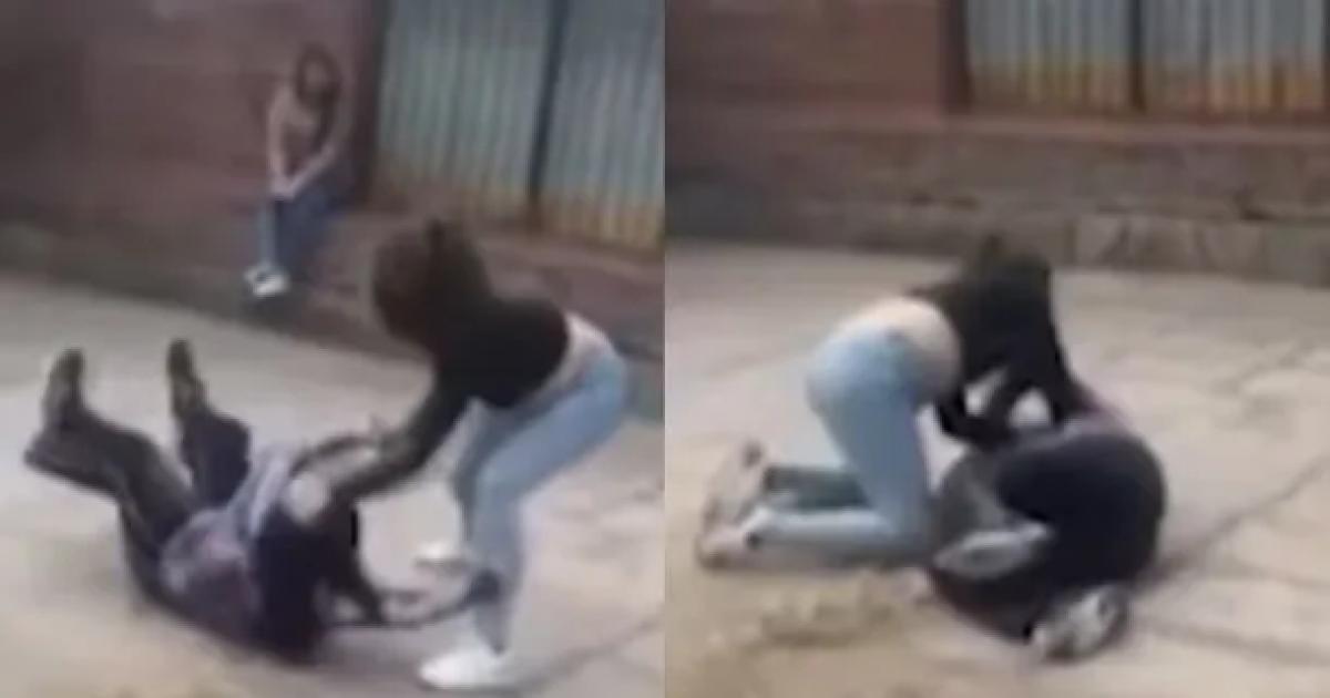TERRIBLE VIDEO  Una alumna atacoacute brutalmente a una compantildeera con discapacidad