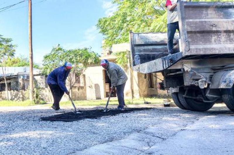 Realizan trabajos de bacheo y ampliacioacuten de alumbrado puacuteblico en la ciudad de Clodomira