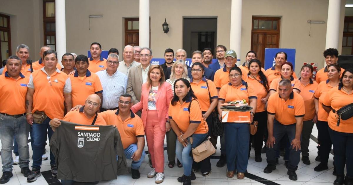 Fuentes entregoacute herramientas y uniformes para el aacuterea Defensa Civil