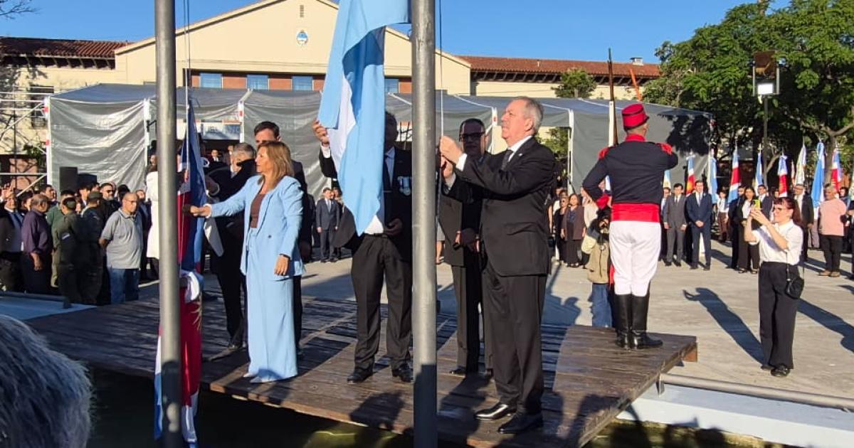 El gobernador Eliacuteas Suaacuterez encabeza el acto en homenaje a los heacuteroes de Malvinas en la Plaza Sarmiento