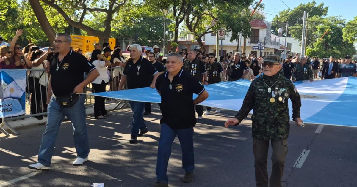GALERIacuteA Las mejores fotos del acto y desfile ciacutevico - militar en Plaza Sarmiento