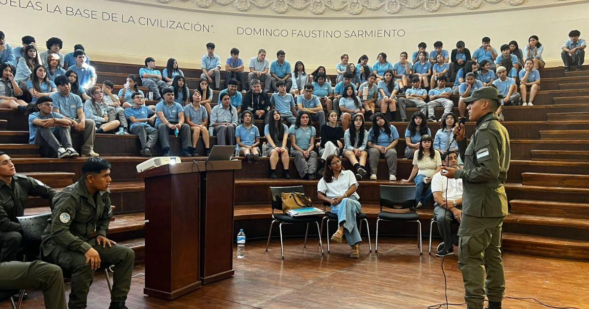 Emotivo homenaje en escuelas santiaguentildeas- Los heacuteroes solo mueren cuando se los olvida