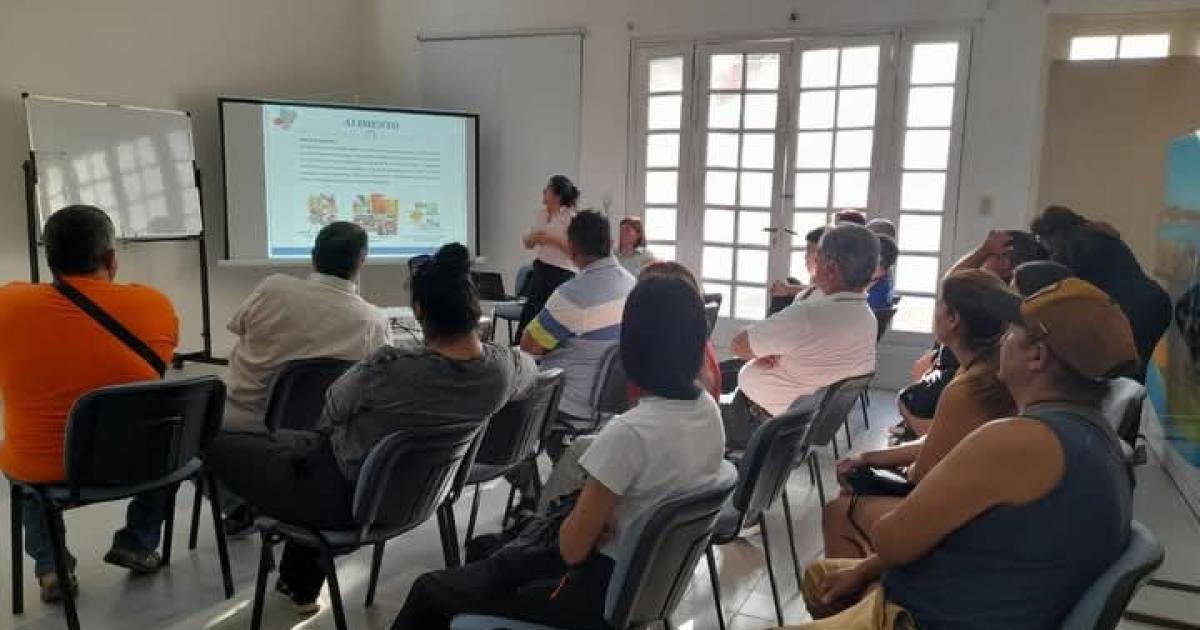 Se realizoacute un curso de Manipulacioacuten de Alimentos en Vehiacuteculos Gastronoacutemicos