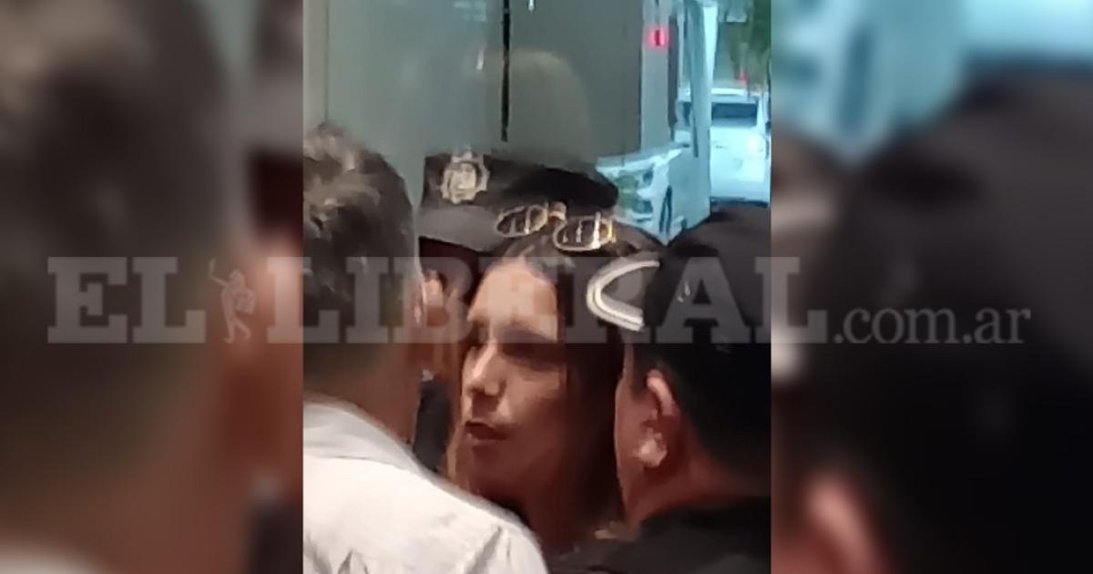 Con fuerte custodia policial la abogada santiagueña Agostina P�ez aterrizó en el Aeropuerto Internacional de Las Termas de Río Hondo