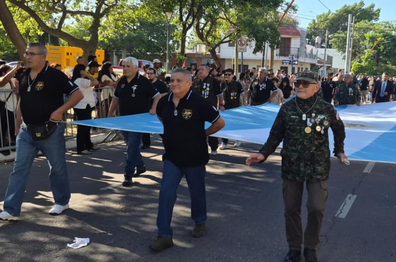 GALERIacuteA Las mejores fotos del acto y desfile ciacutevico - militar en Plaza Sarmiento