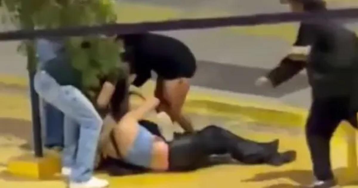 TERRIBLE VIDEO  Un grupo de mujeres se agarroacute a las pintildeas a la salida de un boliche