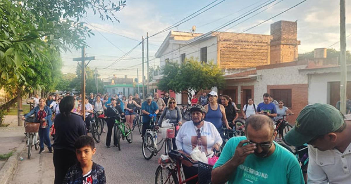 Una multitud formoacute parte del tradicional Viacutea Crucis en bicicleta