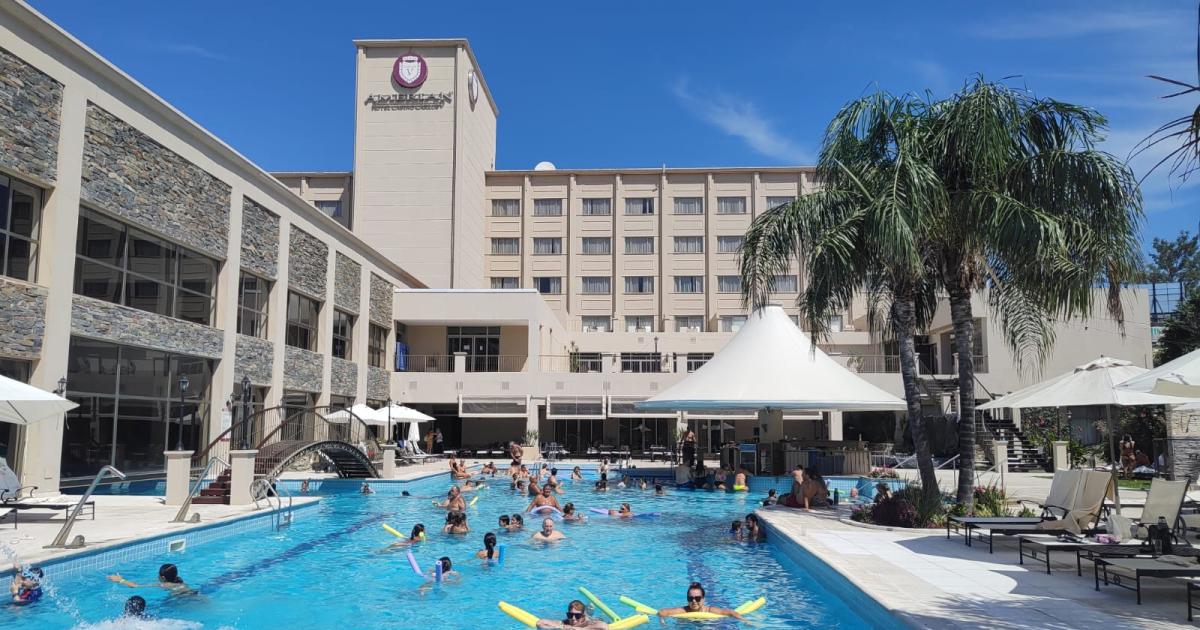 Turistas de todo el paiacutes  disfrutan a pleno de las bondades de Las Termas