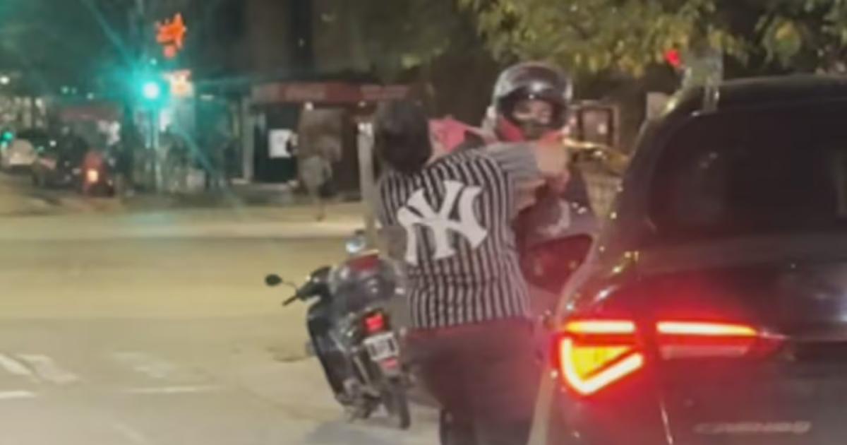 VIDEO BRUTAL  Un repartidor de aplicaciones y un automovilista a las trompadas en plena calle