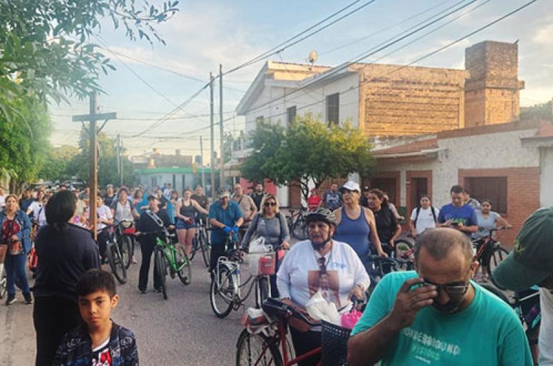 Una multitud formoacute parte del tradicional Viacutea Crucis en bicicleta