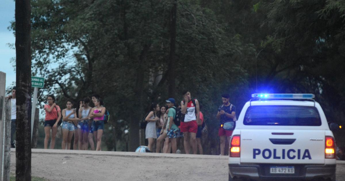 Policiacutea fue demorado tras interferir en operativo por fiesta clandestina
