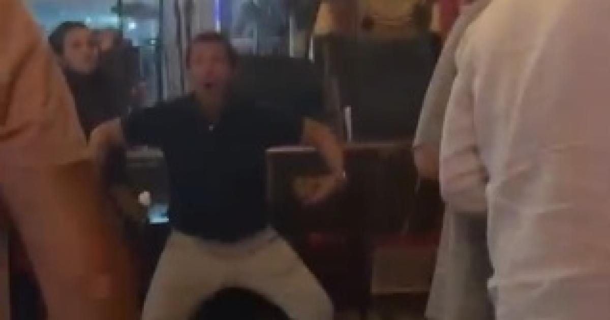 Mariano Paacuteez hizo gestos de mono en un bar luego dijo que el video era trucado pero su novia lo desmintioacute