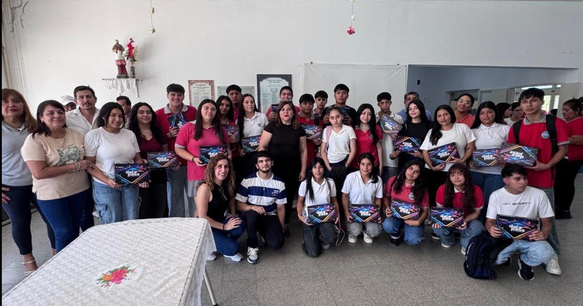 Entregaron tablets a los estudiantes de 5ordm en San Ramoacuten