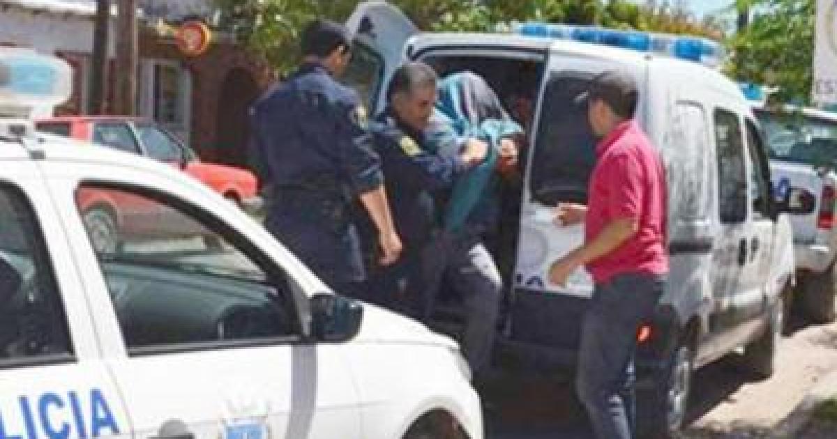 Salvaje sujeto golpeoacute a su pareja y tratoacute de asfixiarla delante de sus dos hijos