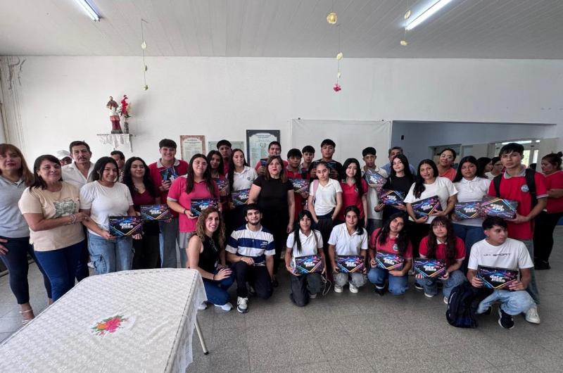 Entregaron tablets a los estudiantes de 5ordm en San Ramoacuten