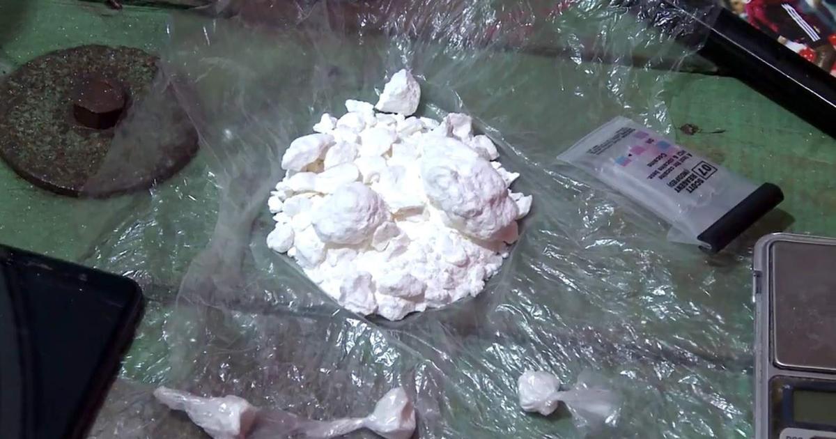 Santiaguentildeos detenidos con cocaiacutena en control policial