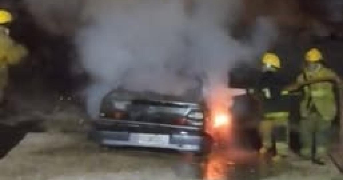 Un auto envuelto en llamas desatoacute preocupacioacuten en el barrio Juan XXIII