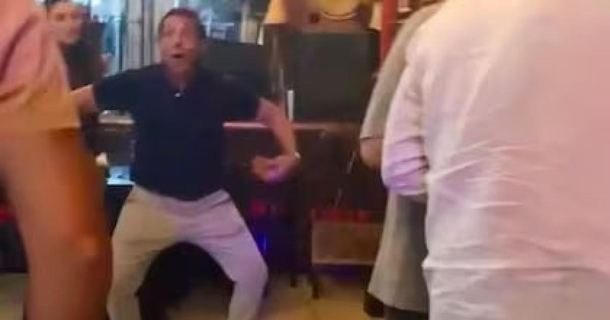 EN ACCIÓN- Mariano P�ez la madrugada del viernes en el bar Ahora una fiscal lo investigar� por sus dichos filmados y viralizados en especial con los conceptos sobre usura y drogas