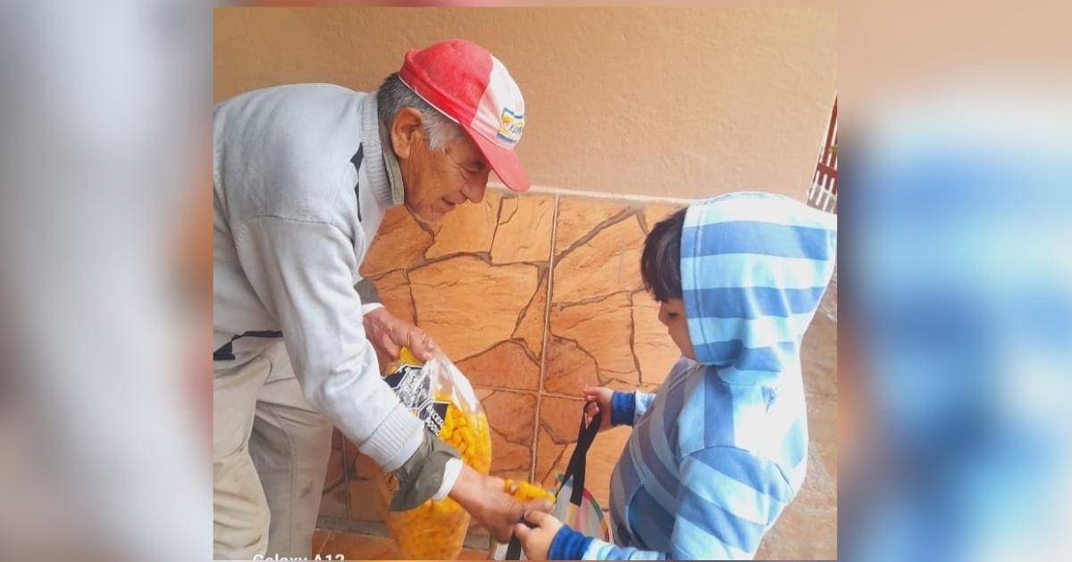 Nintildeos de Antildeatuya desafiaron la lluvia para mantener viva la ancestral bendicioacuten de Pascuas