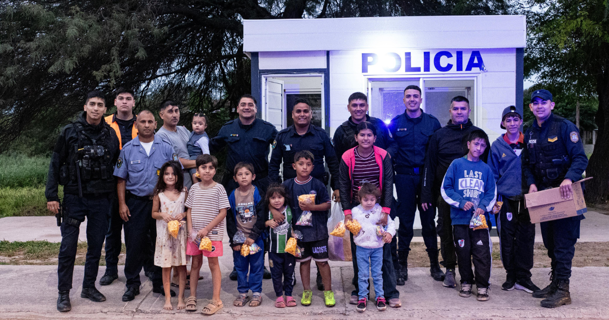 La Policiacutea llevoacute alegriacutea a los nintildeos de Suncho Corral- entregaron bolsitas con golosinas y huevitos de Pascua