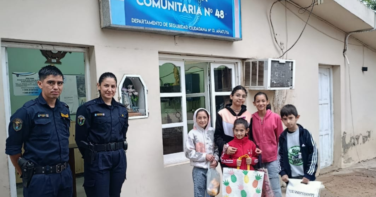 Los Juriacutees- nintildeos recibieron la Santa Pascua en la Comisaria 48