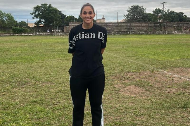 Rociacuteo Morales flamante DT de un equipo masculino y pionera en el fuacutetbol santiaguentildeo 