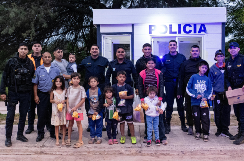 La Policiacutea llevoacute alegriacutea a los nintildeos de Suncho Corral- entregaron bolsitas con golosinas y huevitos de Pascua