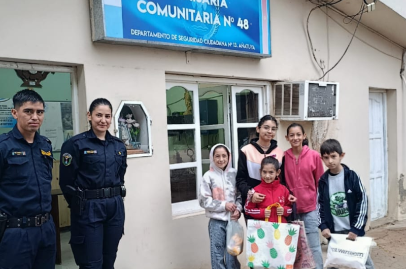 Los Juriacutees- nintildeos recibieron la Santa Pascua en la Comisaria 48