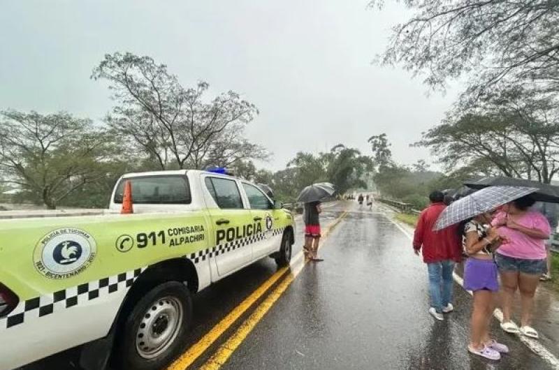 Temporal en Tucumaacuten- familias aisladas rutas cortadas y una tragedia que conmueve