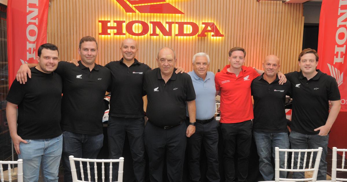 PILOTOS OFICIALES DE HONDA CERCA DEL PUacuteBLICO