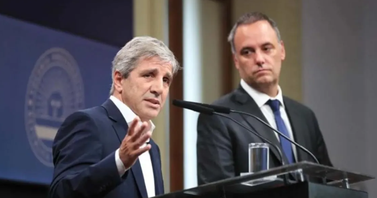 Caputo defendioacute a Adorni y sostuvo que no hay nada ilegal en los creacuteditos VIP del Banco Nacioacuten