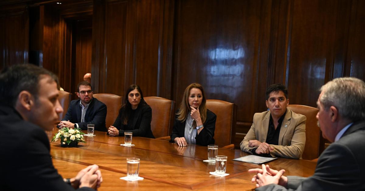 Eliacuteas Suaacuterez se reunioacute con la Caacutemara de Comercio e Industria para fortalecer el sector