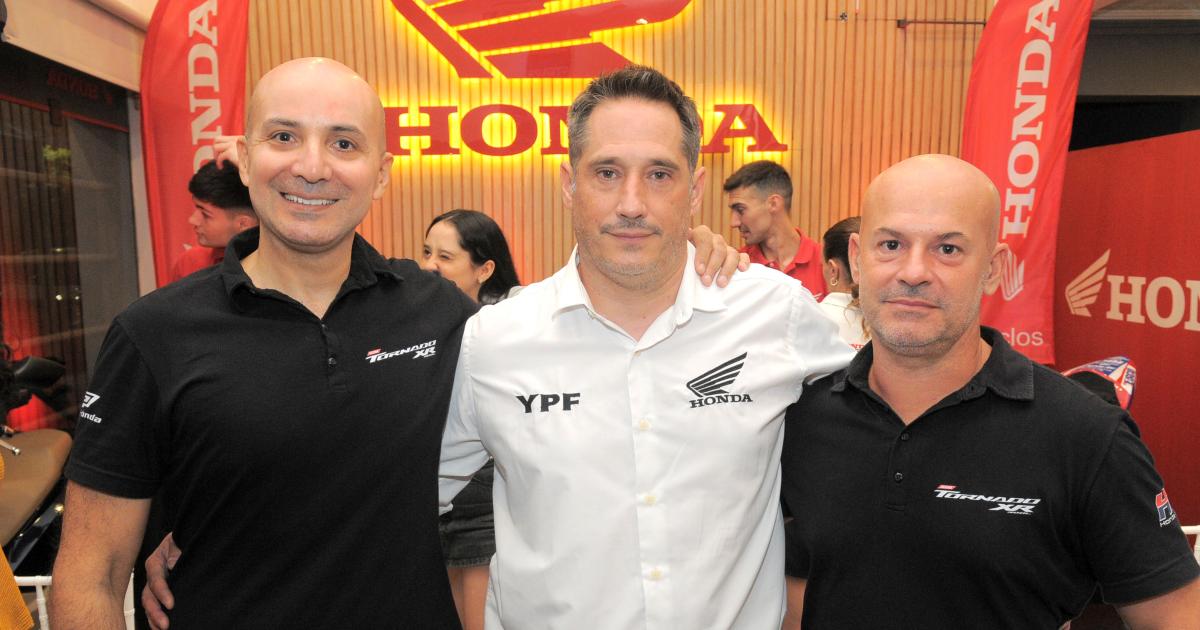 PILOTOS OFICIALES DE HONDA CERCA DEL PUacuteBLICO