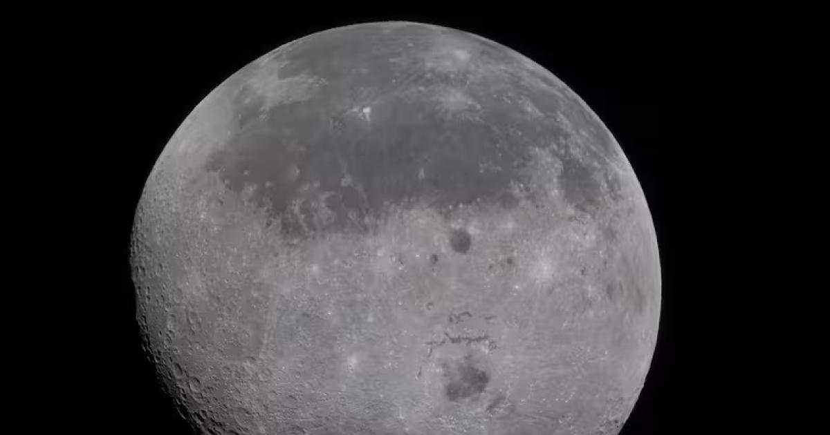 Esta imagen distribuida por la NASA muestra la Luna completamente iluminada con la cara visible en la parte superior y partes de la cara oculta visibles ( HANDOUT - NASA)
