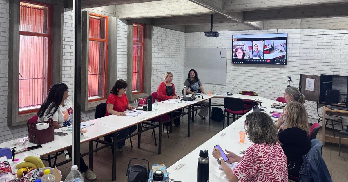 Docentes y estudiantes reunidos en defensa de la universidad puacuteblica